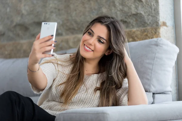 Όμορφη Νεαρή Γυναίκα Που Παίρνει Selfie Στο Smartphone — Φωτογραφία Αρχείου