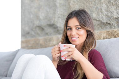 Güzel genç bayan evde dinleniyor.