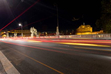 Roma Cityscape romantik gece manzarası. Aziz Angelo Kalesi ve köprü ile Panorama. Ünlü turizm Tiber ile. Işıklı seyahat peyzaj İtalya, Europe.