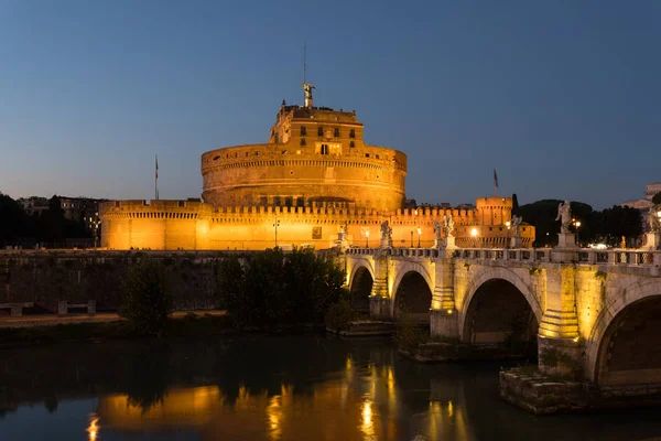 ローマの街並みロマンチックな夜表示 聖アンジェロ城と橋のパノラマ テヴェレ川と有名な観光地 イタリア ヨーロッパで照らされた旅行風景 — ストック写真