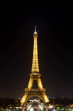 Paris, Fransa - 9 Ekim 2018: Görünüm Eyfel Kulesi ile gece ışık