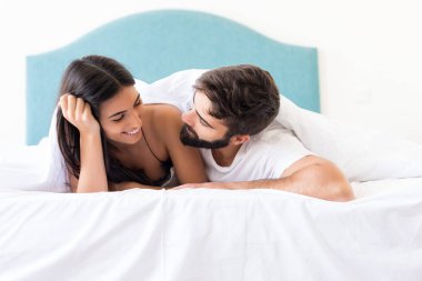 genç, güzel bir tutkulu çift yatakta
