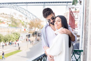 Genç çift rahatlatıcı balkon, yeni evleri.