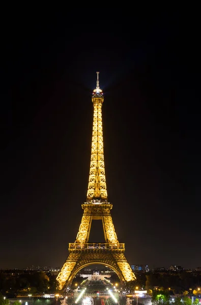 法国巴黎 2018年10月9日 晚上带灯光的埃菲尔铁塔景观 — 图库照片