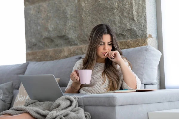 Hermosa Mujer Joven Que Relaja Casa Computadora Portátil —  Fotos de Stock