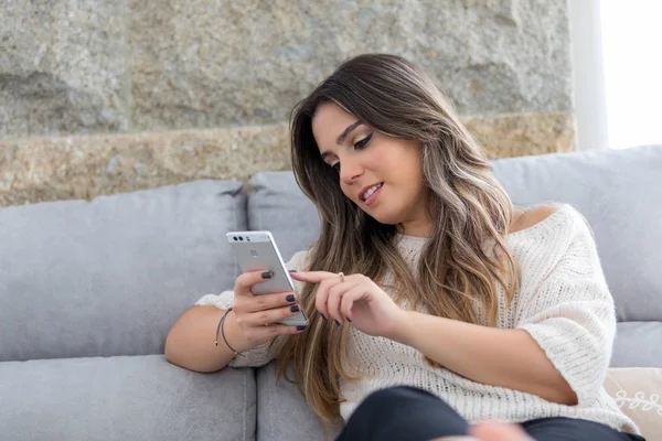 Hermosa Mujer Joven Relajándose Teléfono — Foto de Stock