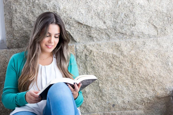 Güzel Genç Kadın Evde Rahatlatıcı Bir Kitap Okuma — Stok fotoğraf