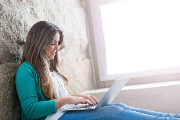 Mooie Jonge Vrouw Thuis Ontspannen Haar Laptopcomputer — Stockfoto