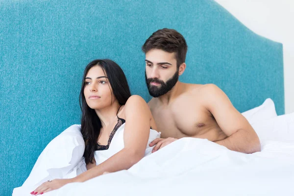 Jovem Casal Deprimido Cama Conceito Problemas Vida Diurna — Fotografia de Stock