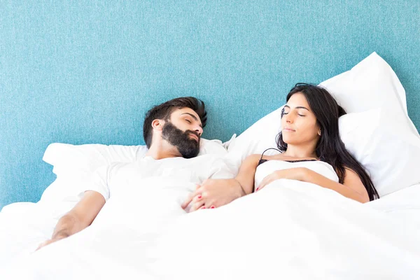 Una Hermosa Joven Pareja Apasionada Cama — Foto de Stock