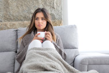 Güzel genç bayan evde dinleniyor.