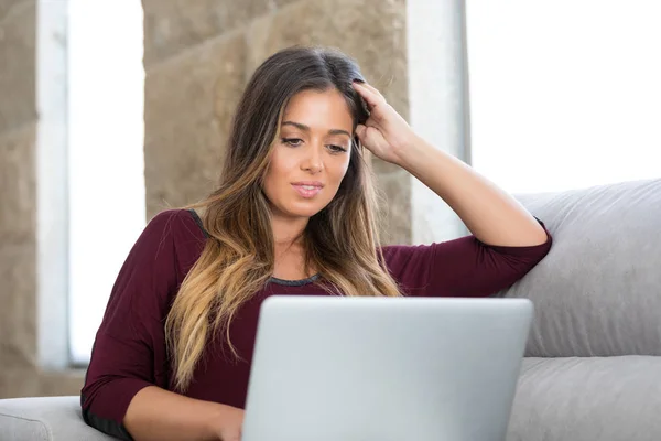 Hermosa Mujer Joven Que Relaja Casa Computadora Portátil —  Fotos de Stock