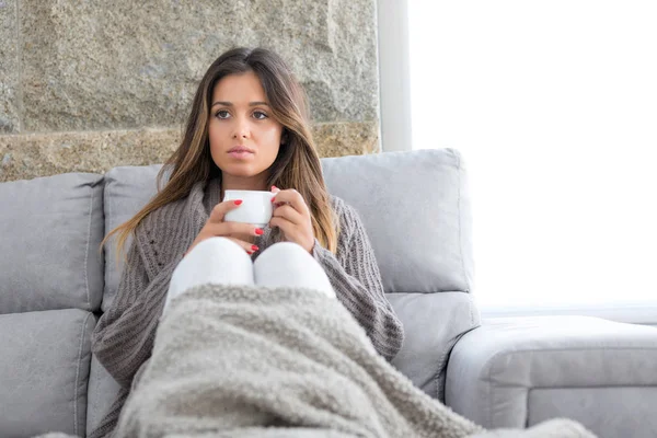 Hermosa Joven Mujer Relajándose Casa —  Fotos de Stock