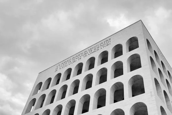 意大利罗马的意大利广场竞技场 铭文上写着 一个由诗人 艺术家 思想家 科学家 航海家 移民组成的国家 — 图库照片
