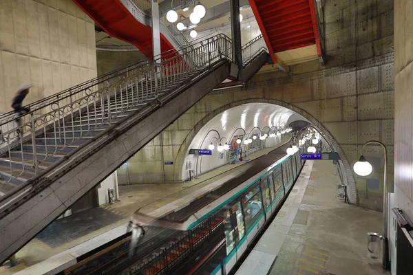 Metro Train Estação Cit Paris França — Fotografia de Stock