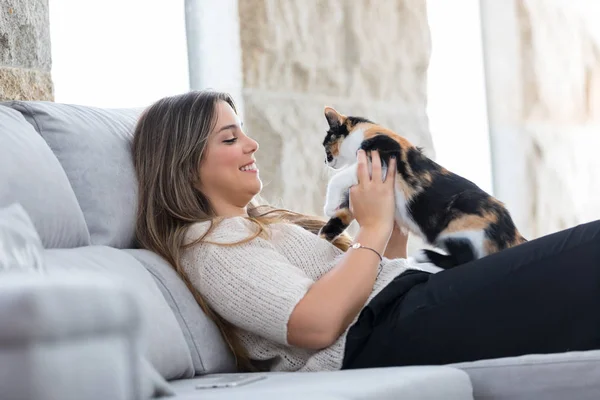 Smiling Woman Playing Cat Living Room — Stock Photo, Image