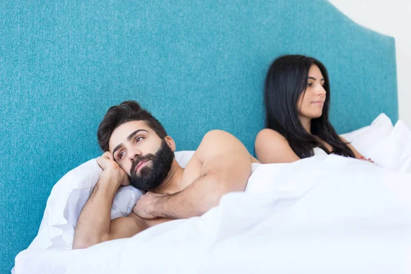 Joven Pareja Deprimida Cama Concepto Problemas Diurnos — Foto de Stock