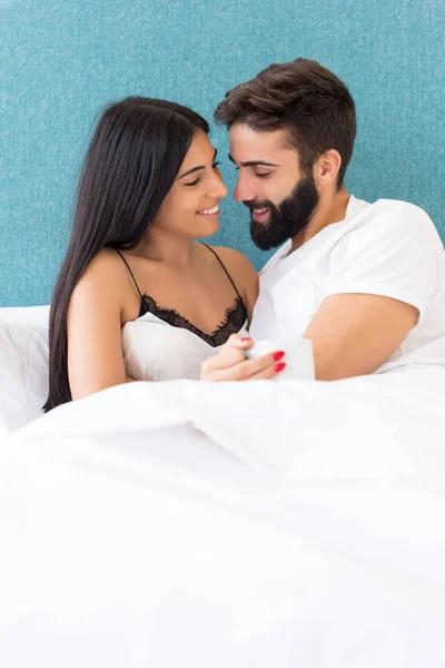 ベッドの中で美しい若い情熱的なカップル — ストック写真