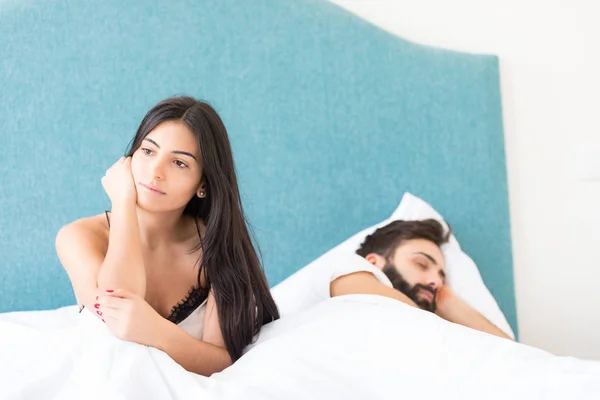 Joven Pareja Deprimida Cama Concepto Problemas Diurnos — Foto de Stock