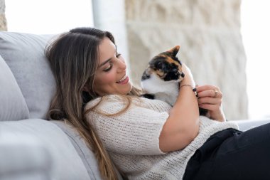 Güzel siyah ve beyaz kedi evde tutan kadın sahibinin yakın çekim. Aşk hayvan, Evcil hayvan, bakım, huzur kavramı.