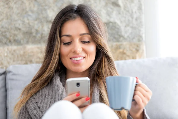 Belle Jeune Femme Relaxante Téléphone — Photo