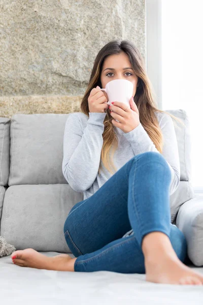 Hermosa Joven Mujer Relajándose Casa —  Fotos de Stock