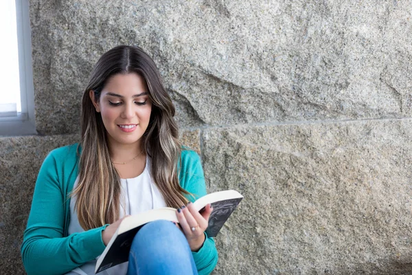 Hermosa Joven Mujer Relajándose Casa Leyendo Libro —  Fotos de Stock