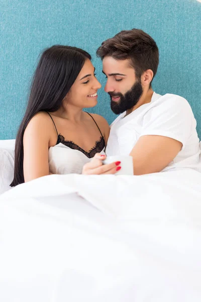 ベッドの中で美しい若い情熱的なカップル — ストック写真
