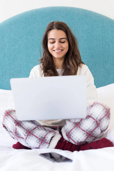 Schöne Junge Frau Entspannt Hause Auf Ihrem Laptop Computer — Stockfoto