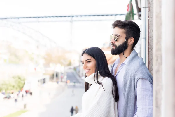 Pareja Joven Relajándose Balcón Nueva Casa —  Fotos de Stock