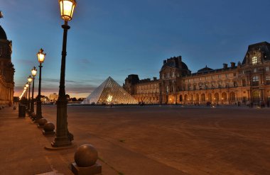 Paris - 8 Ekim 2018 Louvre Müzesi yaz aylarında alacakaranlıkta. Louvre Müzesi dünyanın en büyük müzelerinden biridir, 8 milyondan fazla ziyaretçi her yıl müze ziyaret.