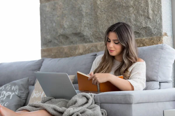 Hermosa Mujer Joven Que Relaja Casa Computadora Portátil —  Fotos de Stock