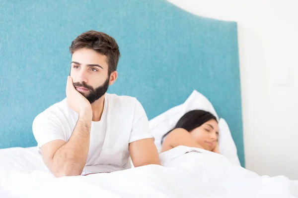 Jovem Casal Deprimido Cama Conceito Problemas Vida Diurna — Fotografia de Stock