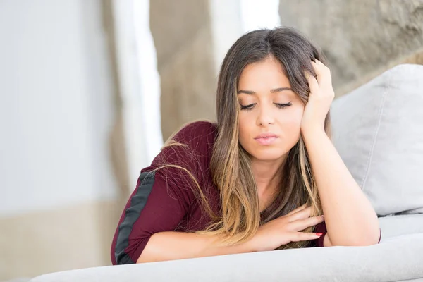 Hermosa Joven Mujer Relajándose Casa —  Fotos de Stock