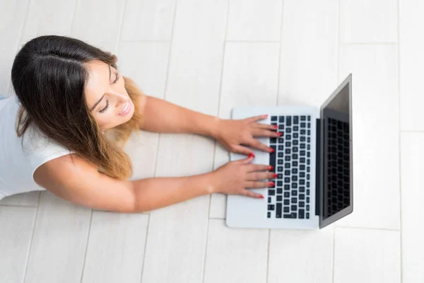 Hermosa Mujer Joven Que Relaja Casa Computadora Portátil —  Fotos de Stock