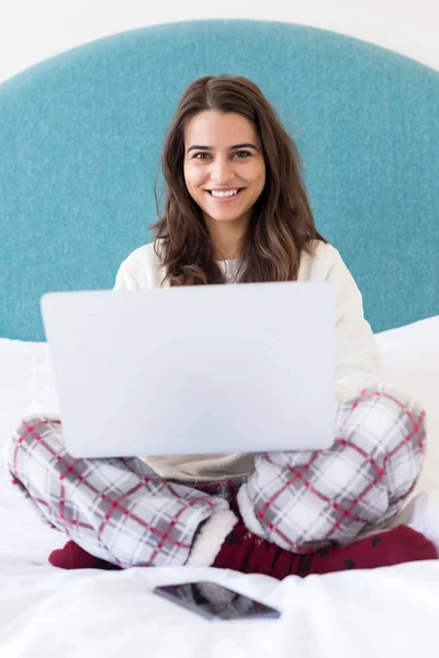 美しい若い女性彼女のラップトップのコンピューター上自宅でリラックス — ストック写真