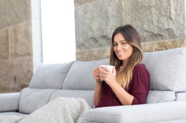 Güzel genç bayan evde dinleniyor.