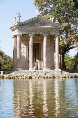 Bahçeli Villa Borghese. Tekneler ve Esculapio.Rome Tapınağı İtalya ile göl