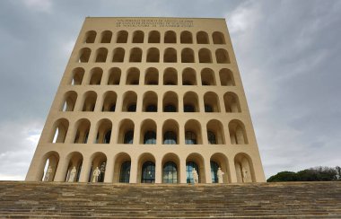 Rome, İtalya - 5 Ekim 2018: Palazzo della Civilta Italiana. Yazıt okur: 