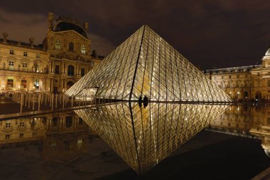 Paris - 6 Ekim 2018 Louvre Müzesi yaz aylarında alacakaranlıkta. Louvre Müzesi dünyanın en büyük müzelerinden biridir, 8 milyondan fazla ziyaretçi her yıl müze ziyaret.