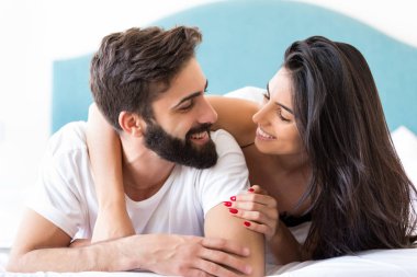 genç, güzel bir tutkulu çift yatakta