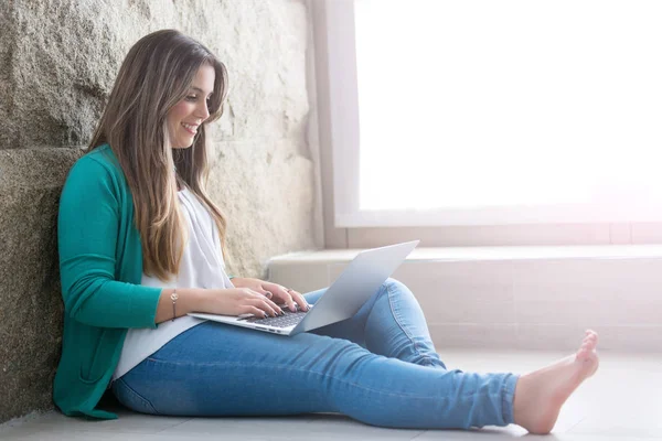 Hermosa Mujer Joven Que Relaja Casa Computadora Portátil —  Fotos de Stock