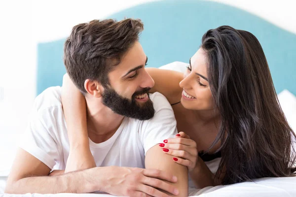 genç, güzel bir tutkulu çift yatakta