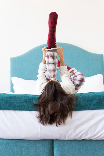 Güzel Mutlu Genç Kadın Yatakta Rahatlatıcı — Stok fotoğraf