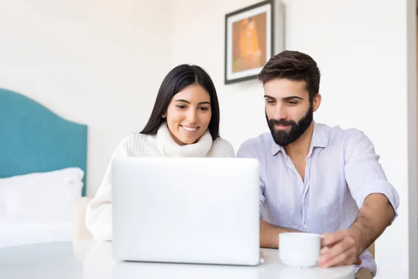 Homme Une Femme Travaillent Ensemble Sur Ordinateur Portable Ils Discutent — Photo