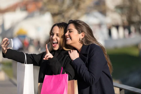 セルフポートレートを取る買い物袋で幸せな女性 — ストック写真