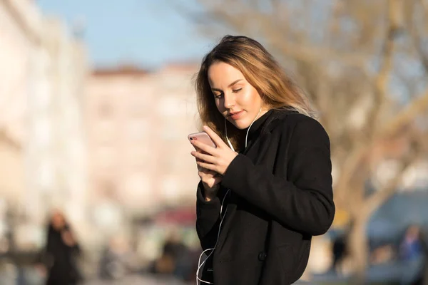 Belle Fille Écoute Musique Avec Des Écouteurs Partir Téléphone Intelligent — Photo