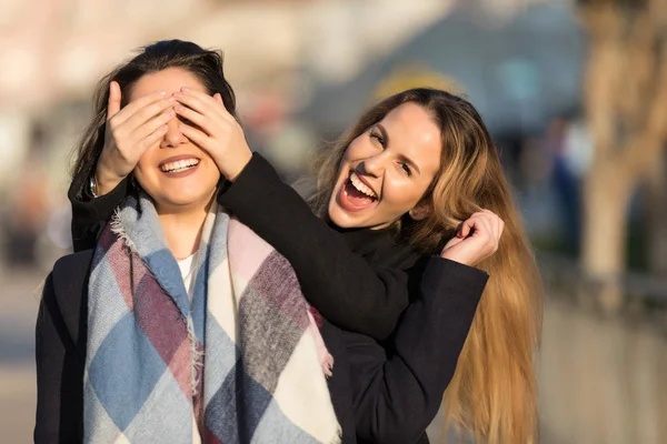Chicas Guapas Jóvenes Mejores Amigos Sonriendo Divirtiéndose Caminando Por Ciudad —  Fotos de Stock