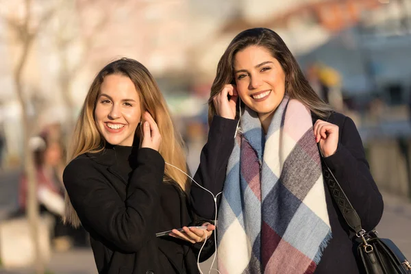 Giovani Belle Ragazze Migliori Amici Sorridenti Divertirsi Passeggiando Città Fare — Foto Stock