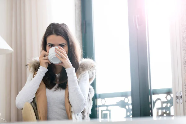 女性は 日の出を楽しむバルコニーでリラックス おはようございます — ストック写真